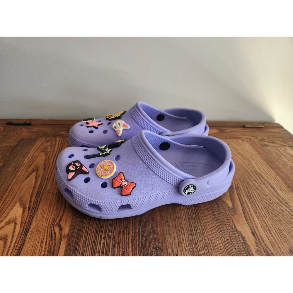 Wome's Purple Crocs shoes with 10 Jibbitz W/7 M/5